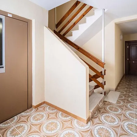 Apartment Calle Helsinki 23, With 2 Bedrooms , 200 Meters From Locos *
